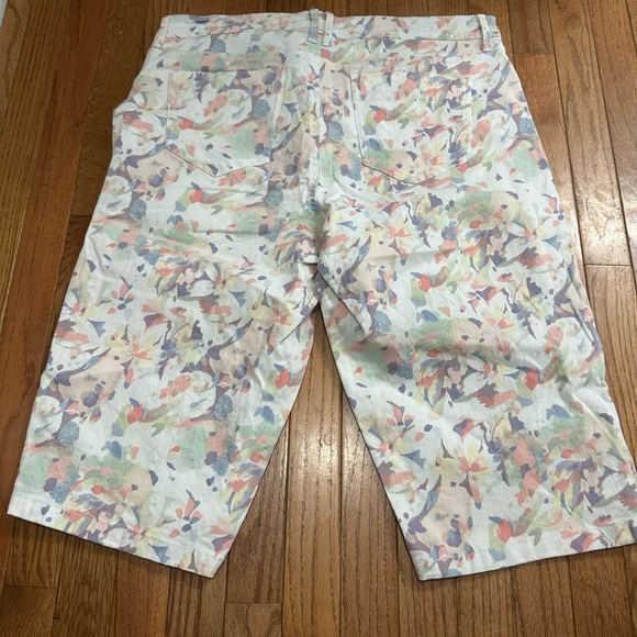 Bandolino Floral Print Women’s Shorts Size 16 - Picture 2 of 7